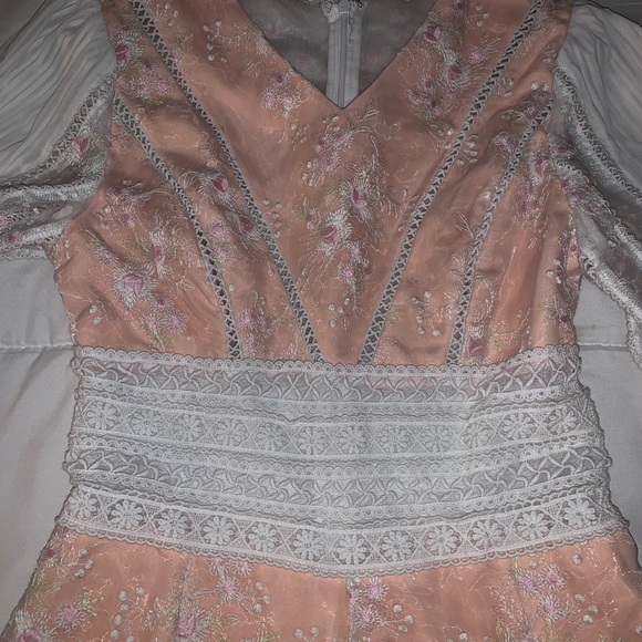 SOLD💕Embroidered romper - Picture 4 of 8